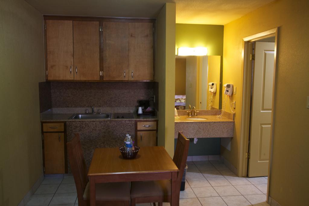 Coach Light Inn Brenham Zimmer foto